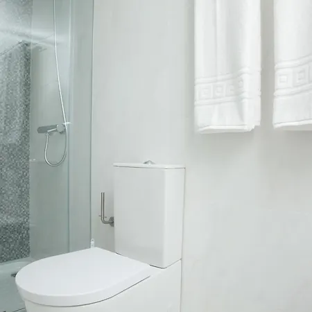White Almada Apartment *